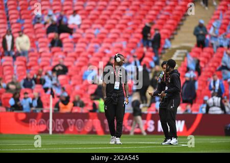 Wembley Stadium, London am Sonntag, den 21. April 2024. Haji Wright (11 Coventry City) vor dem FA Cup Halbfinalspiel zwischen Coventry City und Manchester City im Wembley Stadium, London am Sonntag, den 21. April 2024. (Foto: Kevin Hodgson | MI News) Credit: MI News & Sport /Alamy Live News Stockfoto