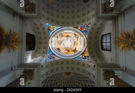 Vista del crucero y cúpula del Oratorio del Caballero de Gracia en Madrid. Stockfoto