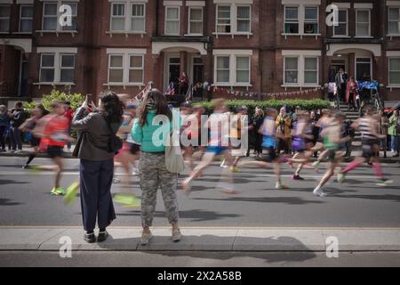 London, Großbritannien. April 2024. Der London Marathon führt die Evelyn Street in Deptford in South East London hinunter, die 13 km lange Strecke der 26,2 km langen Strecke, auf der Läufer von Einheimischen begrüßt und angefeuert werden. Guy Corbishley/Alamy Live News Stockfoto