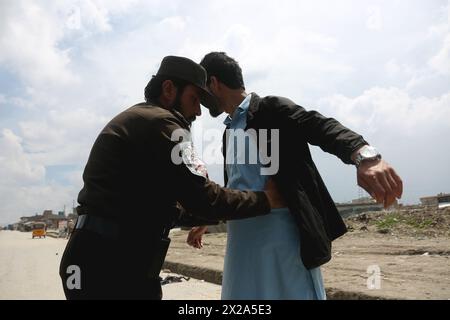 Kabul, Afghanistan. April 2024. Ein afghanisches Sicherheitsmitglied kontrolliert am 21. April 2024 einen Mann in Kabul, der Hauptstadt Afghanistans. Eine Person wurde getötet und drei weitere verletzt, als am Samstag eine Explosion im Westen Kabuls Stadt erschütterte, sagte der Kabuler Polizeisprecher Khalid Zadran. Quelle: Saifurahman Safi/Xinhua/Alamy Live News Stockfoto