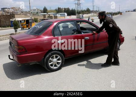 Kabul, Afghanistan. April 2024. Ein afghanisches Mitglied der Sicherheitskräfte kontrolliert am 21. April 2024 ein Auto in Kabul, der Hauptstadt Afghanistans. Eine Person wurde getötet und drei weitere verletzt, als am Samstag eine Explosion im Westen Kabuls Stadt erschütterte, sagte der Kabuler Polizeisprecher Khalid Zadran. Quelle: Saifurahman Safi/Xinhua/Alamy Live News Stockfoto