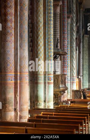 Poitiers, ehemalige Kollegiatskirche Notre-Dame-la-Grande, bemalte Pfeiler im Mittelschiff Stockfoto