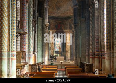 Poitiers, ehemalige Kollegiatskirche Notre-Dame-la-Grande, bemalte Pfeiler im Mittelschiff Stockfoto