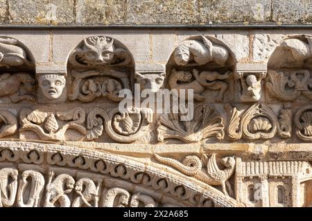 Poitiers, ehemalige Kollegiatskirche Notre-Dame-la-Grande, Westfassade, Fabelwesen und Ornamente Stockfoto