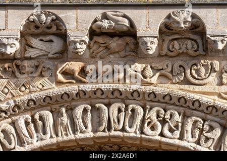 Poitiers, ehemalige Kollegiatskirche Notre-Dame-la-Grande, Westfassade, Fabelwesen und Ornamente Stockfoto