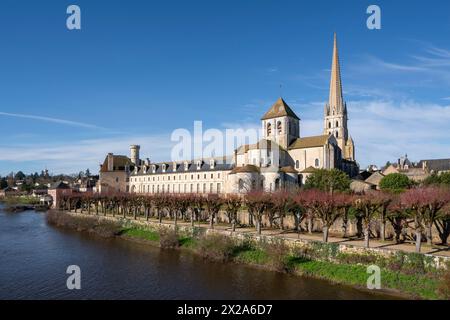 St-Savin-sur-Gartempe, ehemalige Abteikirche, Blick von Nordosten über den Fluß Stockfoto