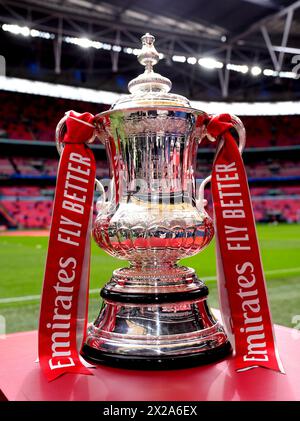 Eine allgemeine Ansicht der Trophäe des Emirates FA Cup vor dem Halbfinalspiel des Emirates FA Cup im Wembley Stadium, London. Bilddatum: Sonntag, 21. April 2024. Stockfoto