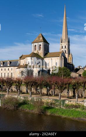 St-Savin-sur-Gartempe, ehemalige Abteikirche, Blick von Nordosten über den Fluß Stockfoto