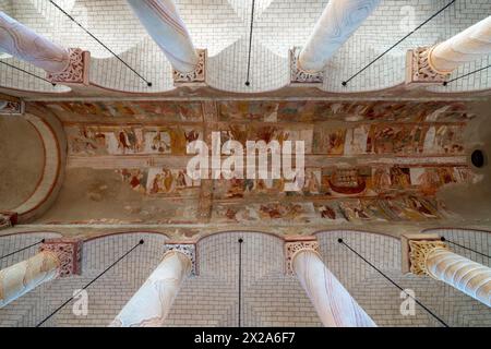 St-Savin-sur-Gartempe, ehemalige Abteikirche, Tonnengewölbe im Langhaus mit den romanischen Fresken Stockfoto