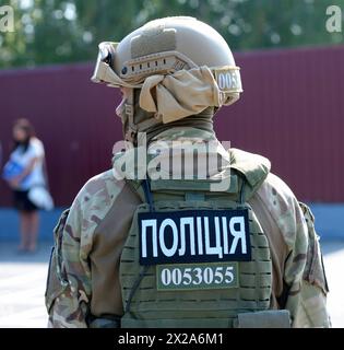 Vollständig ausgerüsteter Soldat von KORD (ukrainische Polizeistreitkräfte), stehend auf einem Boden, Inschrift Polizei auf kugelsicher. September 2018. Kiew, Ukra Stockfoto