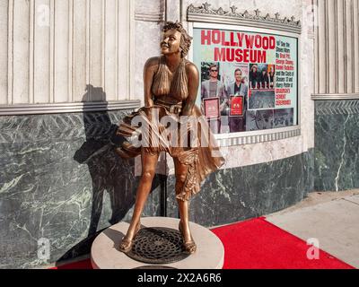 Skulptur von Marilyn Monroe vor dem Hollywood Museum und dem historischen Max Factor Gebäude an der North Highland Avenue. Stockfoto