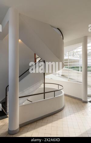 Poissy bei Paris, Villa Savoye, 1929-1931 von Le Corbusier und Pierre Jeanneret erbaut, Treppe im Obergeschoß Stockfoto