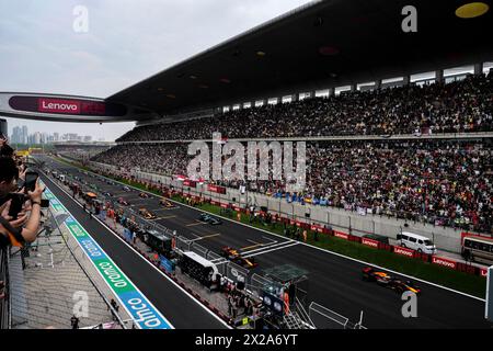 Shanghai, China. April 2024. Die Fahrer starten am 21. April 2024 beim Formel-1-Rennen auf dem Shanghai International Circuit in Shanghai, China. Quelle: Xia Yifang/Xinhua/Alamy Live News Stockfoto