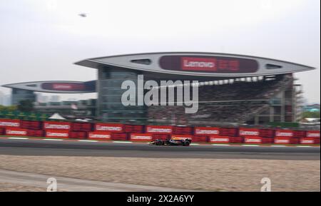 Shanghai, China. April 2024. Der niederländische Red Bull Racing Pilot Max Verstappen tritt am 21. April 2024 beim Grand Prix in China auf dem Shanghai International Circuit an. Quelle: He Changshan/Xinhua/Alamy Live News Stockfoto