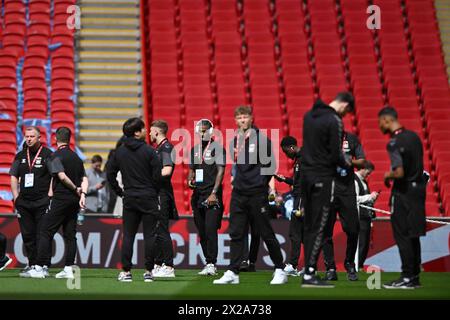 Wembley Stadium, London am Sonntag, den 21. April 2024. Coventry Spieler besichtigen das Feld während des FA Cup Halbfinalspiels zwischen Coventry City und Manchester City im Wembley Stadium, London am Sonntag, den 21. April 2024. (Foto: Kevin Hodgson | MI News) Credit: MI News & Sport /Alamy Live News Stockfoto