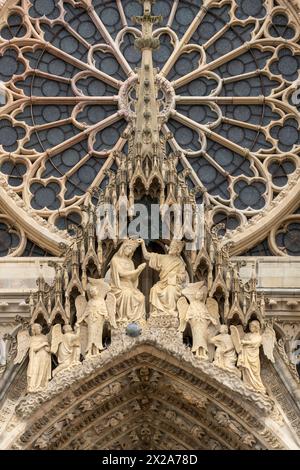 Reims, Kathedrale Notre-Dame, Westfassade, Detail Marienkrönung Stockfoto