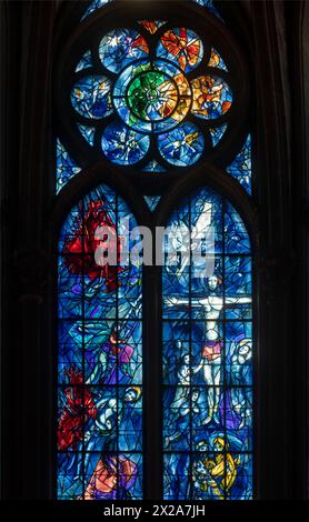 Reims, Kathedrale Notre-DameMittlere Chorumgangskapelle, Fenster von Marc Chagall 1974 Stockfoto