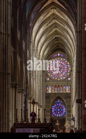 Reims, Kathedrale Notre-Dame, Blick durch den Chor nach Westen mit den beiden Fensterrosen Stockfoto