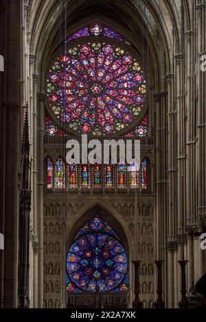 Reims, Kathedrale Notre-Dame, Blick durch den Chor nach Westen mit den beiden Fensterrosen Stockfoto