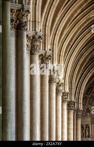 Reims, Kathedrale Notre-Dame, Kapitelle im nördlichen Seitenschiff, Blick nach Westen Stockfoto