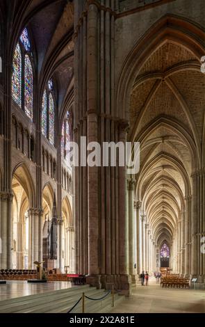 Reims, Kathedrale Notre-Dame, Mittelschiff und nördliches Seitenschiff, Blick nach Westen Stockfoto