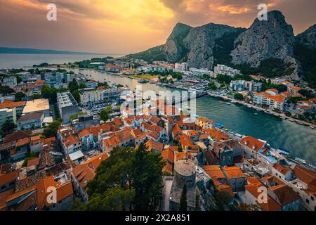 Wunderschöne Aussicht mit Adria und spektakulärem Fluss Cetina von der Festung bei Sonnenuntergang, Omis, Dalmatien, Kroatien, Europa Stockfoto