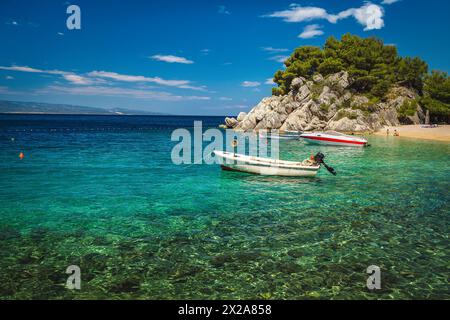 Einer der schönsten Strände an der Makarska Riviera mit verankerten Motorbooten, Brela, Dalmatien, Kroatien, Europa Stockfoto