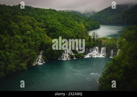Einer der berühmtesten Nationalparks in Kroatien, mit Seen und spektakulären Wasserfällen, Plitvicer Seen, Kroatien, Europa Stockfoto