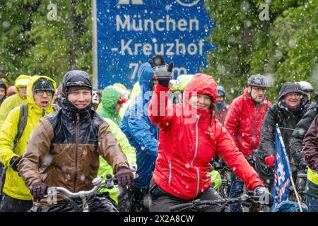 Rad-Sternfahrt des ADFC, Teilstück über die Autobahn A95, München, 21. April 2024 Deutschland, München, 21. April 2024, große Rad-Sternfahrt des ADFC, hier bei Schneefall auf der gesperrten Autobahn A 95 bei München-Sendling, alle in Regenjacken eingehüllt und durchnässt, fahren stadteinwärts Richtung Luise-Kiesselbach-Platz, kehren um und fahren auf der Gegenseite zurück Richtung Ausfahrt Kreuzhof, Fahrraddemo für die bessere Umsetzung des Radentscheids München , tausende Teilnehmer, Fahrrad-Demo, gemeinsam Radeln für eine bessere Radinfrastruktur, Teilstück über die A95, Verkehr, Fahrrad fah Stockfoto