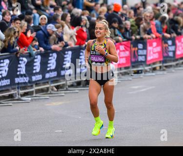 London, Großbritannien. April 2024. Eine lächelnde Anya Keullings, die während des COVID-Lockdowns wegen ihrer psychischen Gesundheit auf der Heimgerade des heutigen London Marathons in einer Zeit von 2 Stunden 44 Minuten lief, belegte den 45. Platz in der Gesamtwertung. Anya lief ihren ersten London Marathon 2019 in einer Zeit von 4 Stunden 34 Minuten. Quelle: MartinJPalmer/Alamy Live News Stockfoto