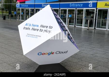 Hannover Messe Industrie 2024 DEU, Deutschland, Niedersachsen, Hannover, 21.04.2024: Werbung für die Google Cloud *** Hannover Messe Industrie 2024 DEU, Deutschland, Niedersachsen, Hannover, 21 04 2024 Werbung für die Google Cloud Stockfoto