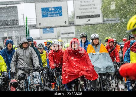 Rad-Sternfahrt des ADFC, Teilstück über die Autobahn A95, München, 21. April 2024 Deutschland, München, 21. April 2024, große Rad-Sternfahrt des ADFC, hier bei Schneefall auf der gesperrten Autobahn A 95 München-Garmisch bei der Ausfahrt München-Sendling, alle in Regenjacken eingehüllt und durchnässt, fahren stadteinwärts Richtung Luise-Kiesselbach-Platz, kehren um und fahren auf der Gegenseite zurück Richtung Ausfahrt Kreuzhof, Fahrraddemo für die bessere Umsetzung des Radentscheids München , tausende Teilnehmer, Fahrrad-Demo, gemeinsam Radeln für eine bessere Radinfrastruktur, Teilstück über Stockfoto