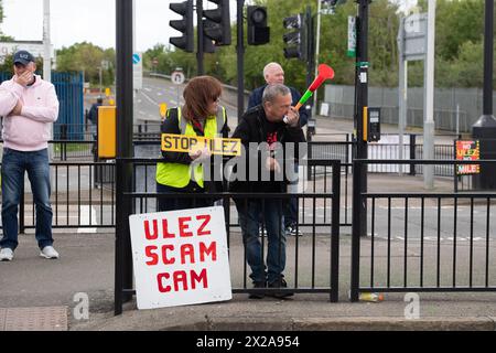 Hillingdon Circus, Großbritannien. April 2024. Anti-ULEZ-Demonstranten waren heute im Hillingdon Circus im Westen Londons und protestierten gegen die umstrittene Ultra Low Emission Zone (ULEZ) des Londoner Bürgermeisters Sadiq Khan. Autofahrer, die in den ULEZ-Gebieten noch immer nicht konforme Autos fahren, müssen eine Tagesgebühr von 50 £ zahlen. Die Londoner Bürgermeisterwahlen werden am 2. Mai 2024 stattfinden und die konservative Kandidatin Susan, Hall sagt, dass sie die ULEZ abschaffen werde, wenn sie am 2. Mai anstelle von Sadiq Khan zum Londoner Bürgermeister gewählt wird. Quelle: Maureen McLean/Alamy Live News Stockfoto