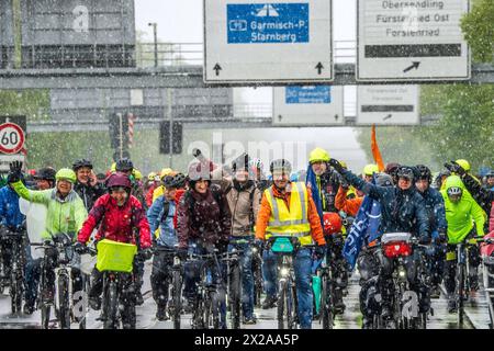 Rad-Sternfahrt des ADFC, Teilstück über die Autobahn A95, München, 21. April 2024 Deutschland, München, 21. April 2024, große Rad-Sternfahrt des ADFC, hier bei Schneefall auf der gesperrten Autobahn A 95 München-Garmisch am Autobahnende bei München-Sendling, alle in Regenjacken eingehüllt und durchnässt, fahren stadteinwärts Richtung Luise-Kiesselbach-Platz, kehren um und fahren auf der Gegenseite zurück Richtung Ausfahrt Kreuzhof, Fahrraddemo für die bessere Umsetzung des Radentscheids München , tausende Teilnehmer, Fahrrad-Demo, gemeinsam Radeln für eine bessere Radinfrastruktur, Teilstück ü Stockfoto