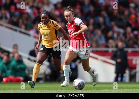 Deanne Rose aus Leicester City kämpft im Emirates Stadium in London gegen den Caitlin Foord von Arsenal während des Spiels der Barclays Women's Super League. Bilddatum: Sonntag, 21. April 2024. Stockfoto