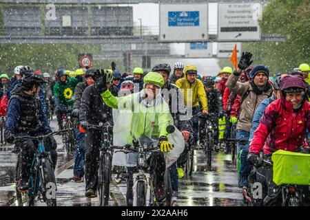 Rad-Sternfahrt des ADFC, Teilstück über die Autobahn A95, München, 21. April 2024 Deutschland, München, 21. April 2024, große Rad-Sternfahrt des ADFC, hier bei Schneefall auf der gesperrten Autobahn A 95 bei München-Sendling, alle in Regenjacken eingehüllt und durchnässt, fahren stadteinwärts Richtung Luise-Kiesselbach-Platz, kehren um und fahren auf der Gegenseite zurück Richtung Ausfahrt Kreuzhof, Fahrraddemo für die bessere Umsetzung des Radentscheids München , tausende Teilnehmer, Fahrrad-Demo, gemeinsam Radeln für eine bessere Radinfrastruktur, Teilstück über die A95, Verkehr, Fahrrad fah Stockfoto