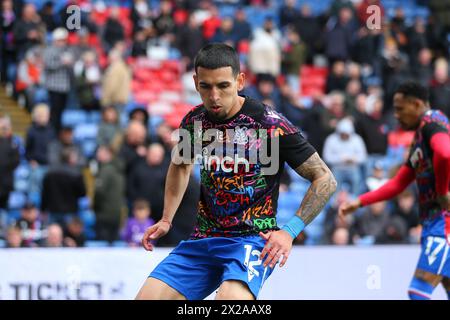 Selhurst Park, Selhurst, London, Großbritannien. April 2024. Premier League Football, Crystal Palace gegen West Ham United; Daniel Munoz von Crystal Palace wärmt sich vor dem Auftakt auf. Beschreibung: Action Plus Sports/Alamy Live News Stockfoto