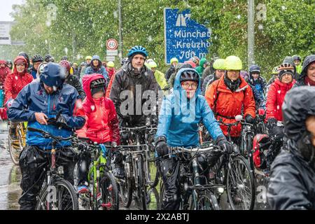 Rad-Sternfahrt des ADFC, Teilstück über die Autobahn A95, München, 21. April 2024 Deutschland, München, 21. April 2024, große Rad-Sternfahrt des ADFC, hier bei Schneefall auf der gesperrten Autobahn A 95 bei München-Sendling, alle in Regenjacken eingehüllt und durchnässt, fahren stadteinwärts Richtung Luise-Kiesselbach-Platz, kehren um und fahren auf der Gegenseite zurück Richtung Ausfahrt Kreuzhof, Fahrraddemo für die bessere Umsetzung des Radentscheids München , tausende Teilnehmer, Fahrrad-Demo, gemeinsam Radeln für eine bessere Radinfrastruktur, Teilstück über die A95, Verkehr, Fahrrad fah Stockfoto