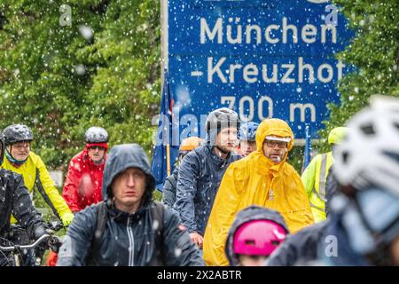 Rad-Sternfahrt des ADFC, Teilstück über die Autobahn A95, München, 21. April 2024 Deutschland, München, 21. April 2024, große Rad-Sternfahrt des ADFC, hier bei Schneefall auf der gesperrten Autobahn A 95 bei München-Sendling, alle in Regenjacken eingehüllt und durchnässt, fahren stadteinwärts Richtung Luise-Kiesselbach-Platz, kehren um und fahren auf der Gegenseite zurück Richtung Ausfahrt Kreuzhof, Fahrraddemo für die bessere Umsetzung des Radentscheids München , tausende Teilnehmer, Fahrrad-Demo, gemeinsam Radeln für eine bessere Radinfrastruktur, Teilstück über die A95, Verkehr, Fahrrad fah Stockfoto