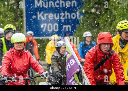 Rad-Sternfahrt des ADFC, Teilstück über die Autobahn A95, München, 21. April 2024 Deutschland, München, 21. April 2024, große Rad-Sternfahrt des ADFC, hier bei Schneefall auf der gesperrten Autobahn A 95 bei München-Sendling, alle in Regenjacken eingehüllt und durchnässt, fahren stadteinwärts Richtung Luise-Kiesselbach-Platz, kehren um und fahren auf der Gegenseite zurück Richtung Ausfahrt Kreuzhof, Fahrraddemo für die bessere Umsetzung des Radentscheids München , tausende Teilnehmer, Fahrrad-Demo, gemeinsam Radeln für eine bessere Radinfrastruktur, Teilstück über die A95, Verkehr, Fahrrad fah Stockfoto