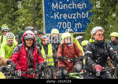 Rad-Sternfahrt des ADFC, Teilstück über die Autobahn A95, München, 21. April 2024 Deutschland, München, 21. April 2024, große Rad-Sternfahrt des ADFC, hier bei Schneefall auf der gesperrten Autobahn A 95 bei München-Sendling, alle in Regenjacken eingehüllt und durchnässt, fahren stadteinwärts Richtung Luise-Kiesselbach-Platz, kehren um und fahren auf der Gegenseite zurück Richtung Ausfahrt Kreuzhof, Fahrraddemo für die bessere Umsetzung des Radentscheids München , tausende Teilnehmer, Fahrrad-Demo, gemeinsam Radeln für eine bessere Radinfrastruktur, Teilstück über die A95, Verkehr, Fahrrad fah Stockfoto