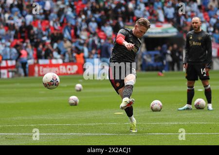 London, Großbritannien. April 2024. Scott McTominay von Manchester United wärmt sich beim FA Cup Halbfinalspiel zwischen Coventry City und Manchester United am 21. April 2024 im Wembley Stadium in London auf. Foto von Ken Sparks. Nur redaktionelle Verwendung, Lizenz für kommerzielle Nutzung erforderlich. Keine Verwendung bei Wetten, Spielen oder Publikationen eines einzelnen Clubs/einer Liga/eines Spielers. Quelle: UK Sports Pics Ltd/Alamy Live News Stockfoto