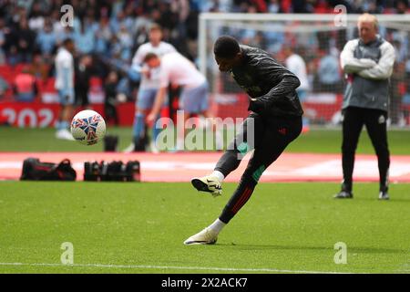 London, Großbritannien. April 2024. Marcus Rashford von Manchester United wärmt sich beim FA Cup Halbfinalspiel zwischen Coventry City und Manchester United am 21. April 2024 im Wembley Stadium in London auf. Foto von Ken Sparks. Nur redaktionelle Verwendung, Lizenz für kommerzielle Nutzung erforderlich. Keine Verwendung bei Wetten, Spielen oder Publikationen eines einzelnen Clubs/einer Liga/eines Spielers. Quelle: UK Sports Pics Ltd/Alamy Live News Stockfoto