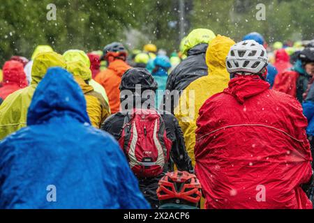 Rad-Sternfahrt des ADFC, Teilstück über die Autobahn A95, München, 21. April 2024 Deutschland, München, 21. April 2024, große Rad-Sternfahrt des ADFC, hier bei Schneefall auf der gesperrten Autobahn A 95 bei München-Sendling, alle in Regenjacken eingehüllt und durchnässt, fahren stadteinwärts Richtung Luise-Kiesselbach-Platz, kehren um und fahren auf der Gegenseite zurück Richtung Ausfahrt Kreuzhof, Fahrraddemo für die bessere Umsetzung des Radentscheids München , tausende Teilnehmer, Fahrrad-Demo, gemeinsam Radeln für eine bessere Radinfrastruktur, Teilstück über die A95, Verkehr, Fahrrad fah Stockfoto