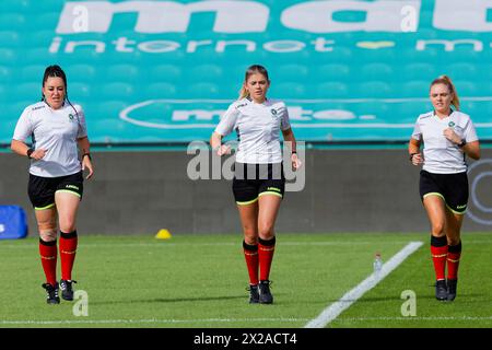 Gosford, Australien. April 2024. Match Referees bereiten sich vor dem Halbfinalspiel 1 der A-League Frauen zwischen den Central Coast Mariners und Sydney FC am 21. April 2024 im Industree Group Stadium in Gosford, Australien vor. Credit: IOIO IMAGES/Alamy Live News Stockfoto