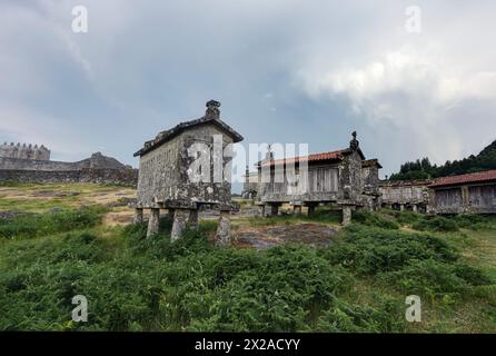 Lindoso mittelalterliche Burg und Espigueiros, alte Granitmaistrockner. Nationalpark Peneda Geres, nördlich von Portugal. Stockfoto