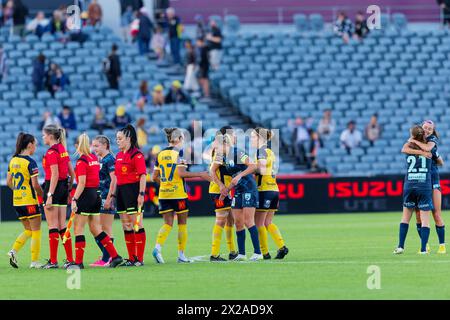 Gosford, Australien. April 2024. Spieler und Schiedsrichter schütteln die Hand nach dem 1-Spiel der A-League Women zwischen den Central Coast Mariners und Sydney FC im Industree Group Stadium am 21. April 2024 in Gosford, Australien Credit: IOIO IMAGES/Alamy Live News Stockfoto