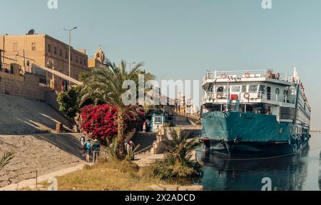 Touristen Ausflugsboote auf dem Nil in Assuan Stockfoto