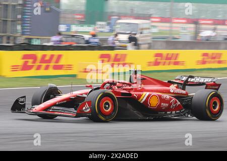 Shanghai, China. April 2024. Ferrari-Pilot Charles Leclerc aus Monaco tritt am 21. April 2024 beim Grand Prix-Rennen der chinesischen Formel 1 auf dem Shanghai International Circuit in Shanghai, China, an. Quelle: Wang Xiang/Xinhua/Alamy Live News Stockfoto