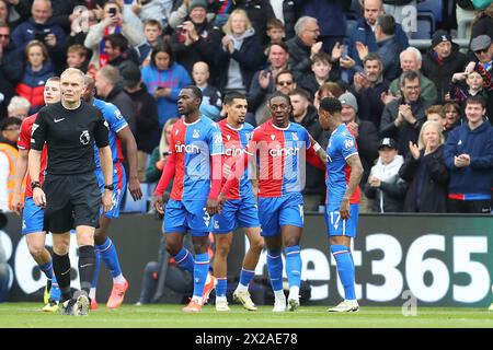 Selhurst Park, Selhurst, London, Großbritannien. April 2024. Premier League Football, Crystal Palace gegen West Ham United; Eberechi Eze aus Crystal Palace feiert sein Tor in der 16. Minute mit 2:0. Beschreibung: Action Plus Sports/Alamy Live News Stockfoto